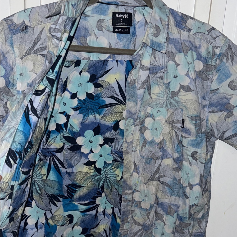 Hurley Light Blue Floral Short-Sleeve Button-Up Mena Shirt Size Small - Picture 4 of 5